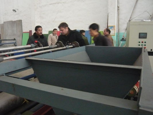 পিএলসি কন্ট্রোল ইপিএস স্যান্ডউইচ প্যানেল মেশিন নির্ভুল লো স্পিড মিটারিং পাম্প সহ