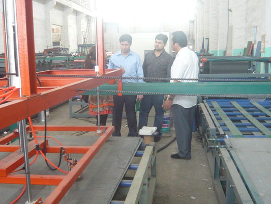 ইস্পাত কাঠামো স্যান্ডউইচ প্যানেল মেশিন 1 - 15 সেমি পুরু 0.6 - 1.2 মিটার প্রস্থ নিয়মিত আকার