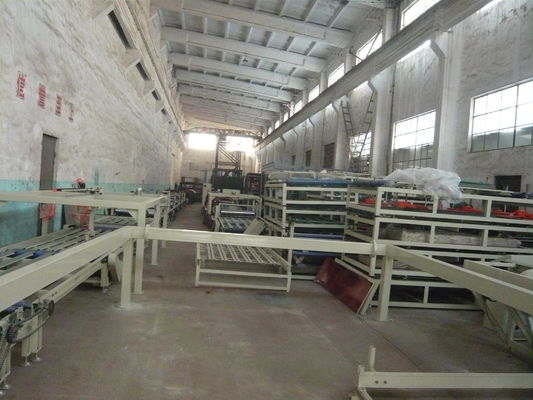 অ-জ্বালনযোগ্য সজ্জা উপকরণের জন্য স্যান্ডউইচ প্যানেল তৈরির মেশিন