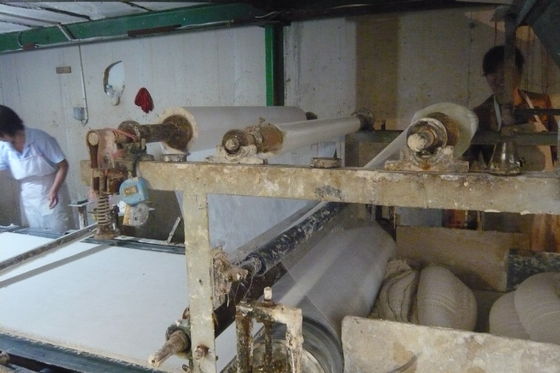 রোলার এক্সট্রুডিং প্রসেস সহ স্যান্ডউইচ প্যানেল এমজিও ছাদ গঠন মেশিন