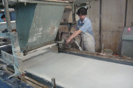 রোলার এক্সট্রুডিং প্রসেস সহ স্যান্ডউইচ প্যানেল এমজিও ছাদ গঠন মেশিন