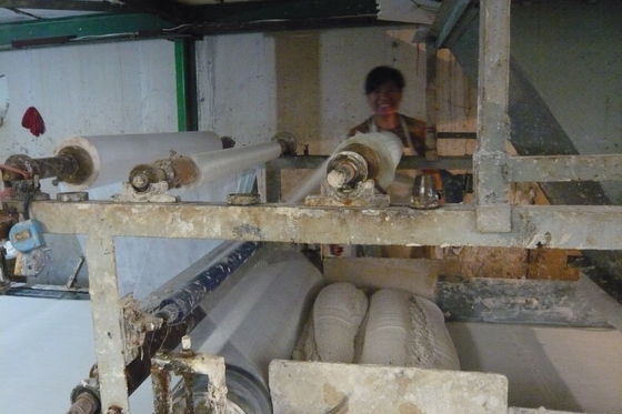 রোলার এক্সট্রুডিং প্রসেস সহ স্যান্ডউইচ প্যানেল এমজিও ছাদ গঠন মেশিন